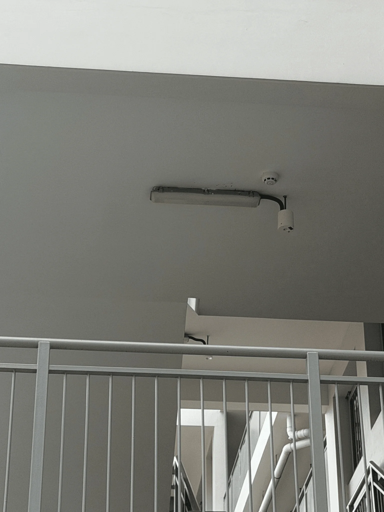 Luminária LED de tripla proteção de 2 pés para escadas