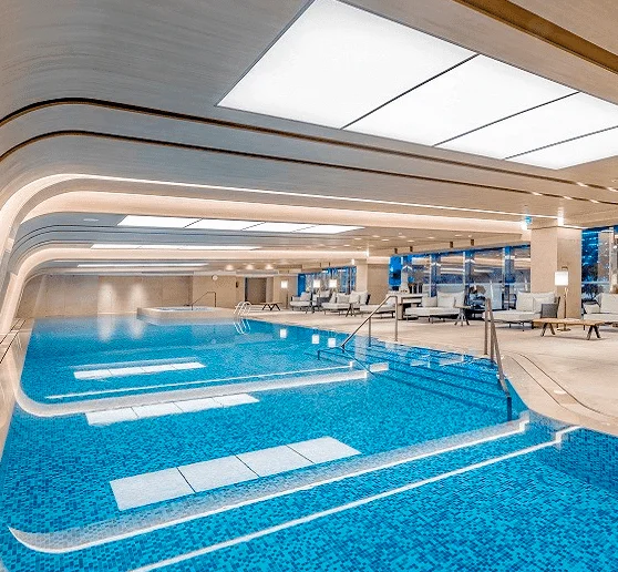 Painel LED em ambiente de piscina coberta