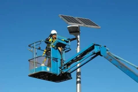 Luminária solar com falha: como organizar o diagnóstico