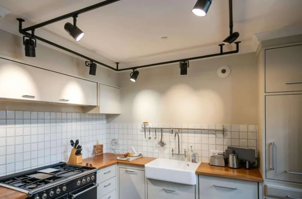 Trilho de iluminação na cozinha: distribua a luz sobre as tarefas