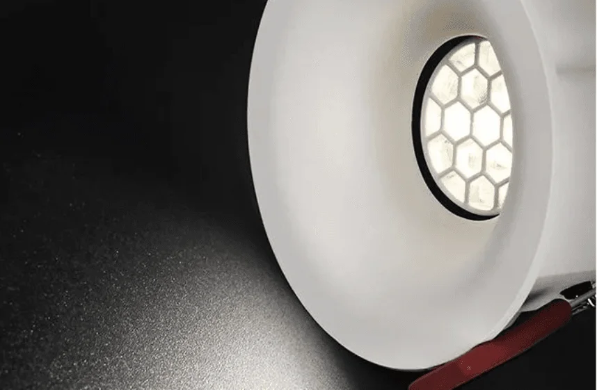 Downlight com colmeia