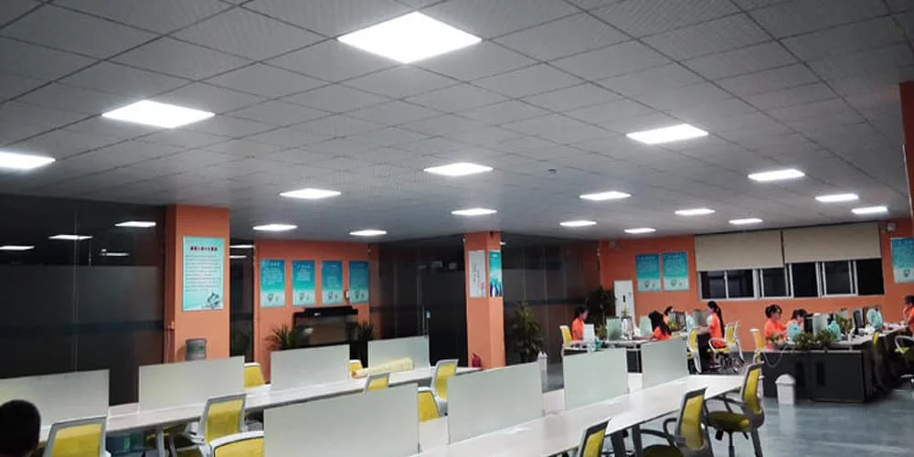 Painel LED de teto para escritório — exemplo 1