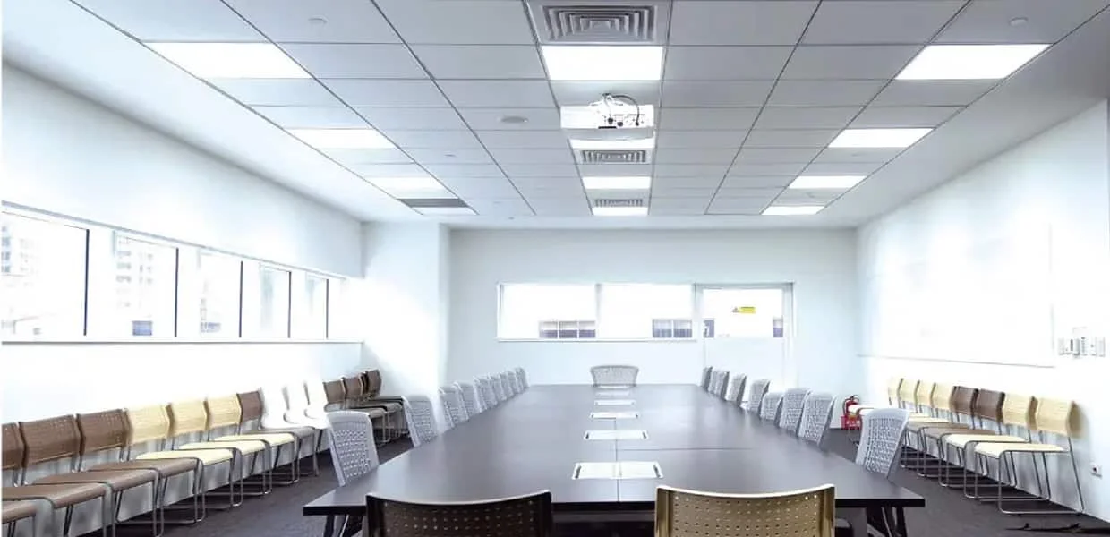Painel LED em escritório