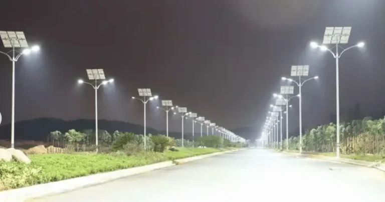 Poste com iluminação solar