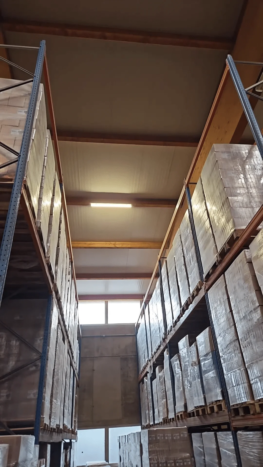 Luminárias LED de sobrepor resistentes às intempéries em projeto de armazém