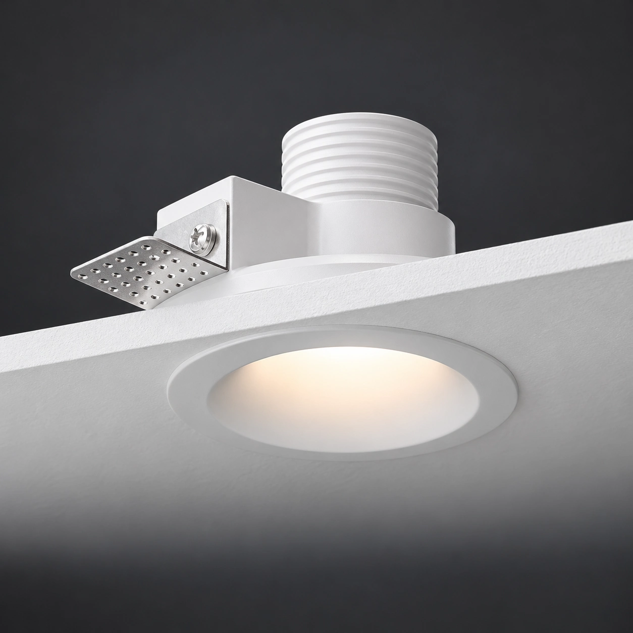 Downlight com aro de gesso e módulo removível